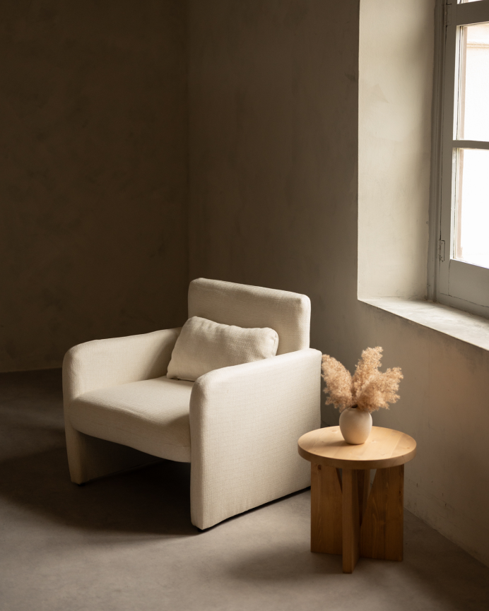 Poltrona estofada em tecido branco 75x79cm
