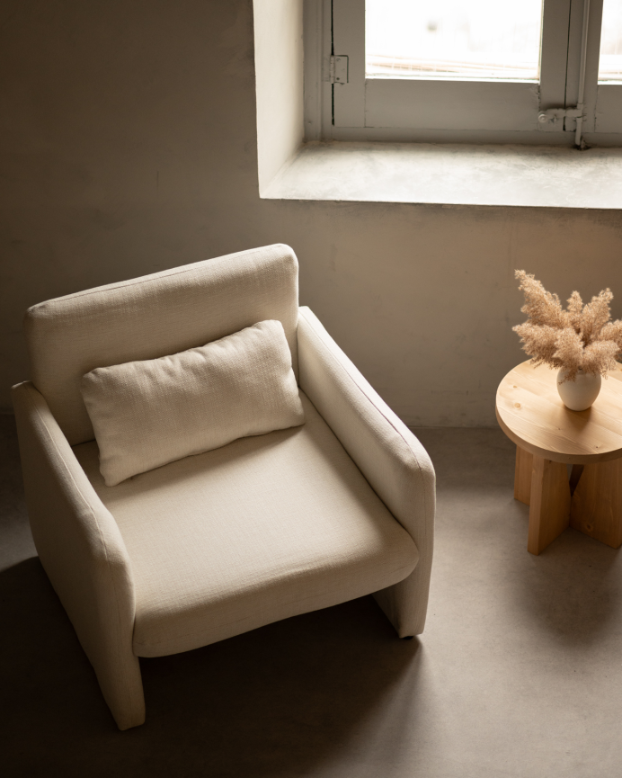 Poltrona estofada em tecido branco 75x79cm