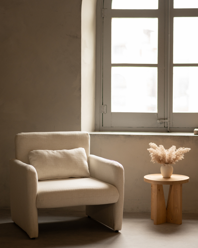 Poltrona estofada em tecido branco 75x79cm