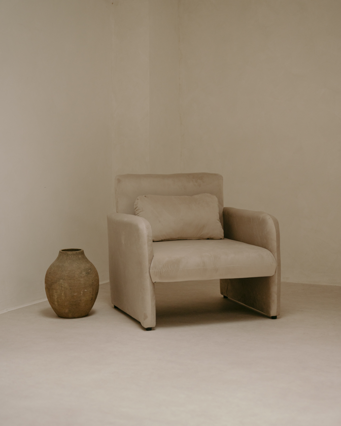 Poltrona estofada em veludo bege 75x79cm
