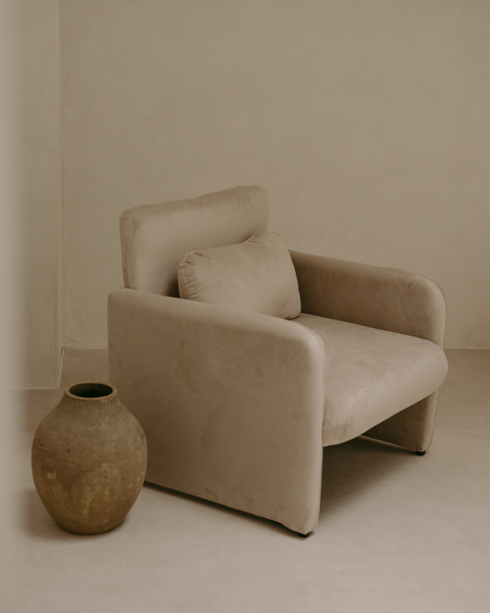 Poltrona estofada em veludo bege 75x79cm