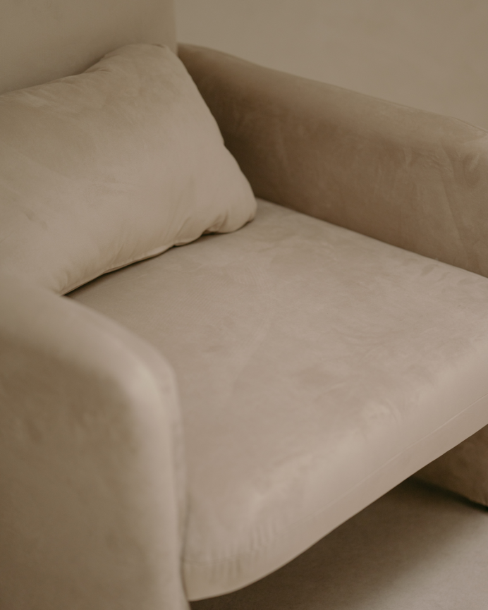 Poltrona estofada em veludo bege 75x79cm