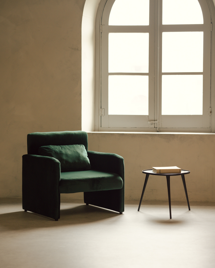 Poltrona estofada em veludo verde 75x79cm