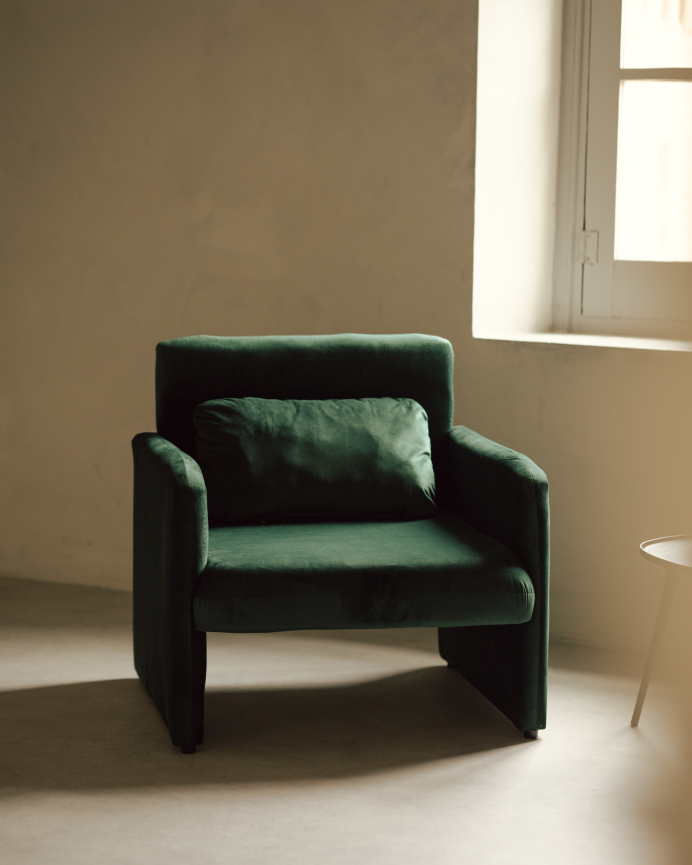 Poltrona estofada em veludo verde 75x79cm
