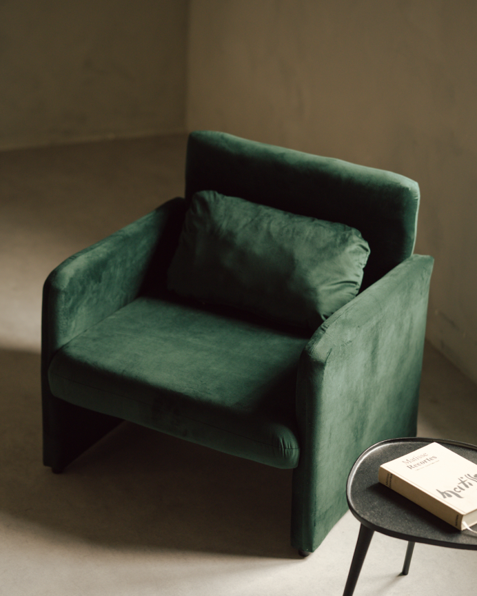 Poltrona estofada em veludo verde 75x79cm