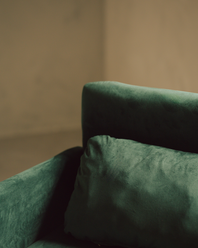 Poltrona estofada em veludo verde 75x79cm