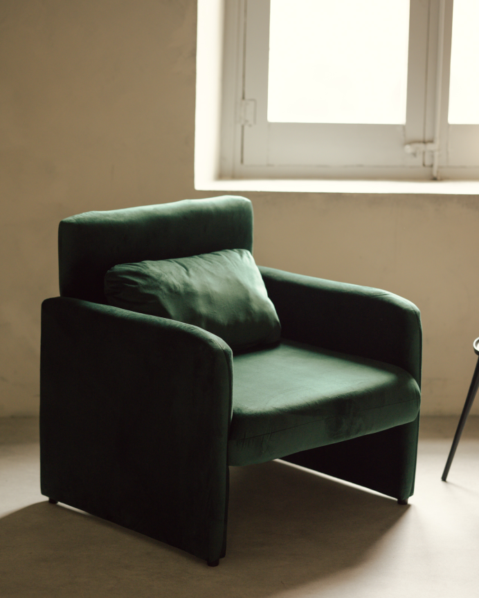 Poltrona estofada em veludo verde 75x79cm