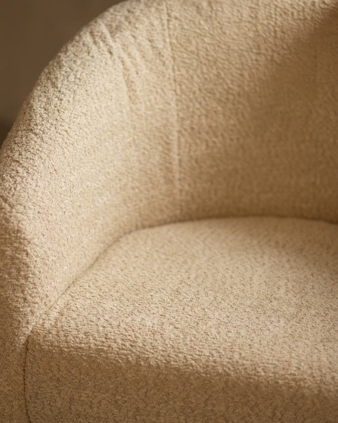 Poltrona redonda estofada em tecido ovelhinha bege 80x85cm