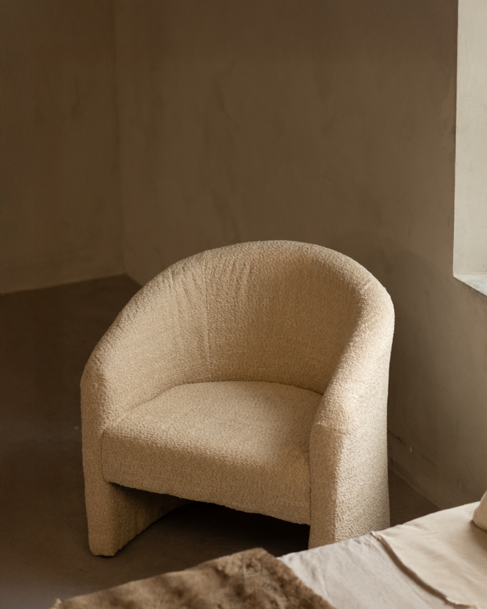 Poltrona redonda estofada em tecido ovelhinha bege 80x85cm