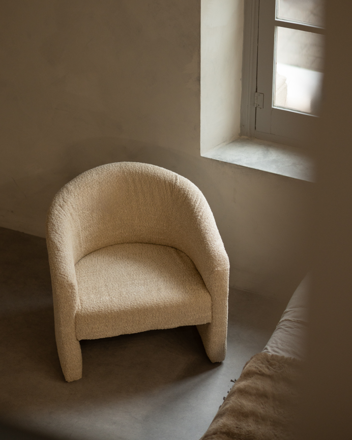 Poltrona redonda estofada em tecido ovelhinha bege 80x85cm