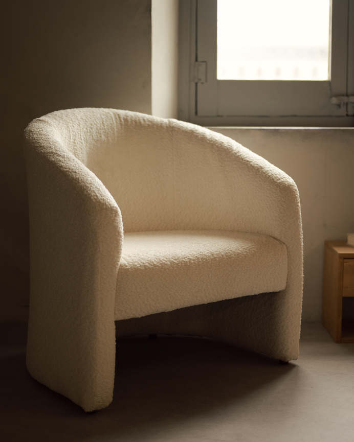 Poltrona redonda estofada em tecido ovelhinha branco 80x85cm