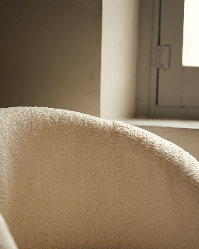 Poltrona redonda estofada em tecido ovelhinha branco 80x85cm