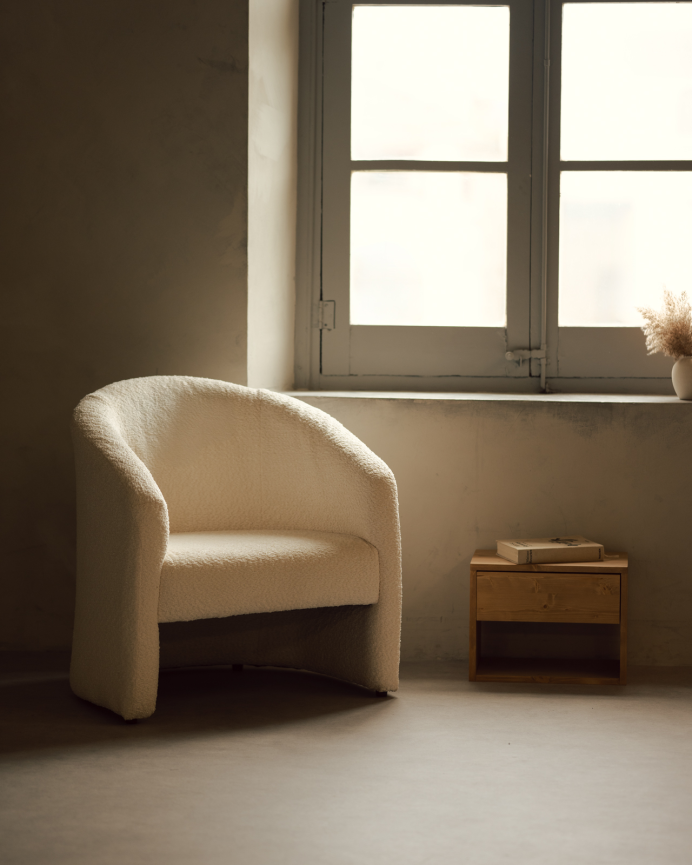 Poltrona redonda estofada em tecido ovelhinha branco 80x85cm
