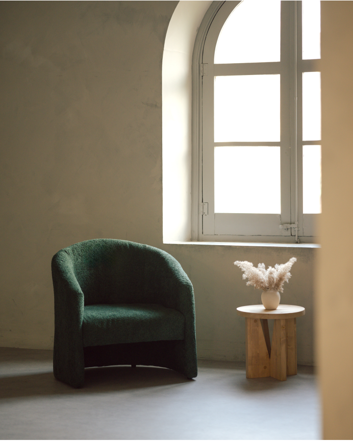 Poltrona redonda estofada em tecido ovelhinha verde 80x85cm
