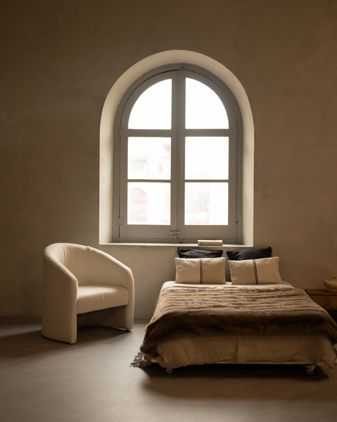 Poltrona redonda estofada em tecido branco 80x85cm