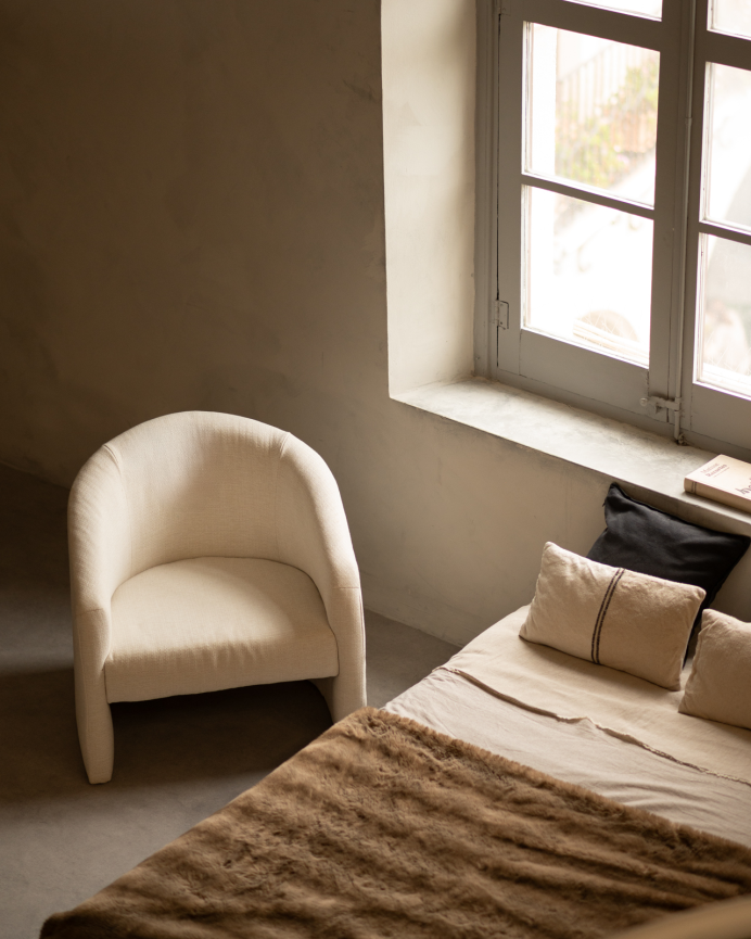 Poltrona redonda estofada em tecido branco 80x85cm
