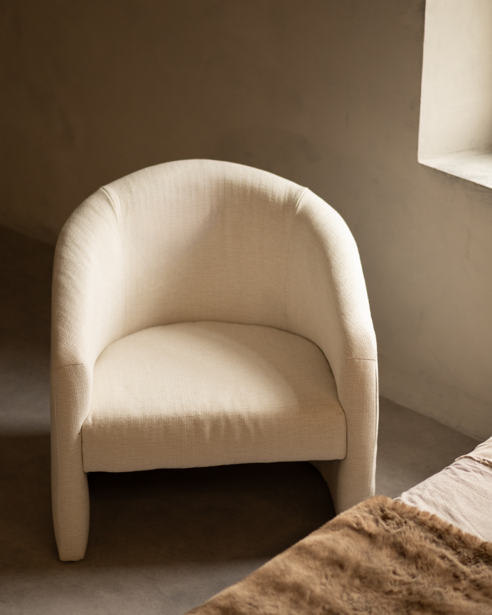 Poltrona redonda estofada em tecido branco 80x85cm