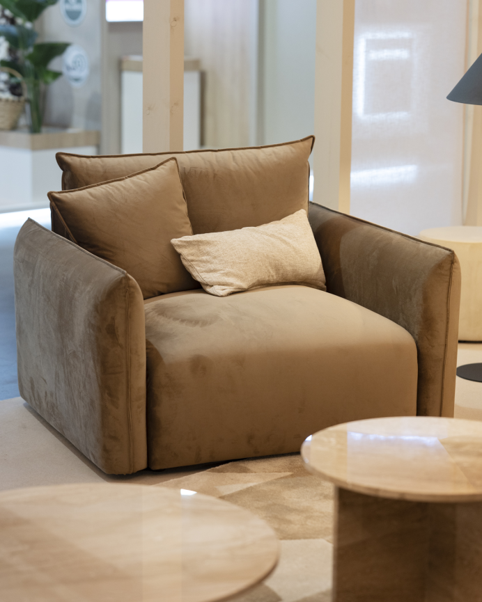 Poltrona em veludo na cor marrom chocolate 124x108cm