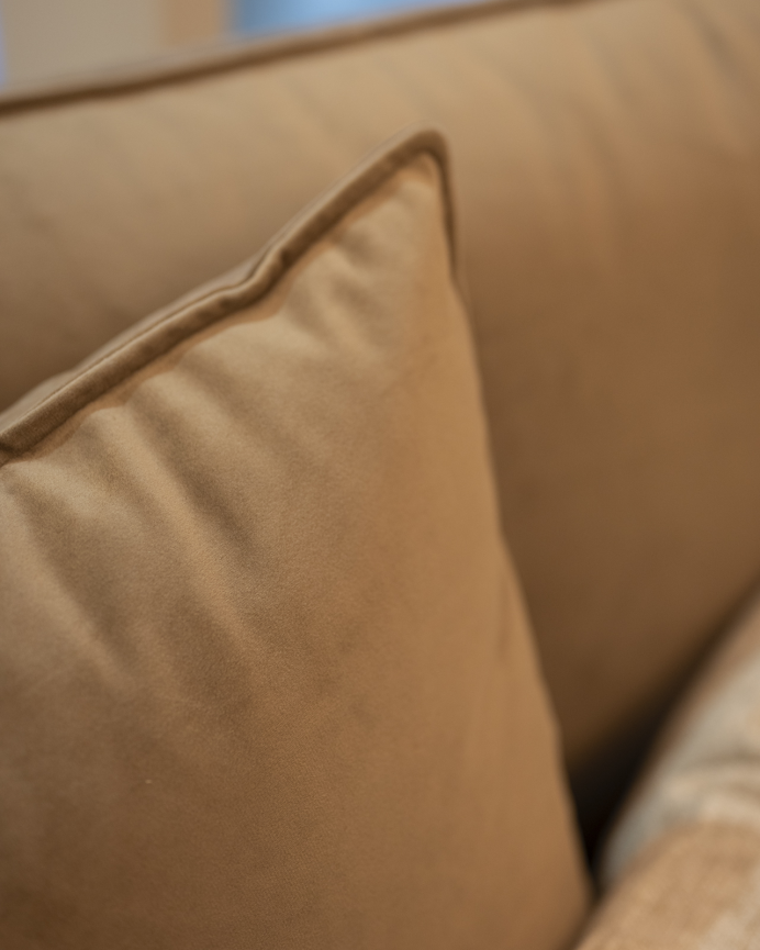 Poltrona em veludo na cor marrom chocolate 124x108cm