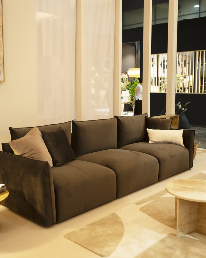 Sofá reto modular 3 lugares em veludo na cor marrom chocolate 307x108cm