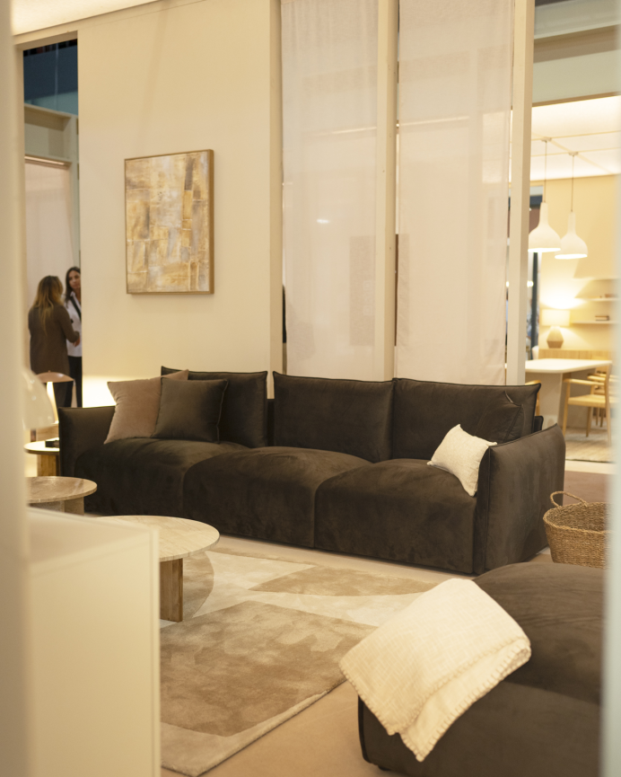 Sofá reto modular 3 lugares em veludo na cor marrom chocolate 307x108cm
