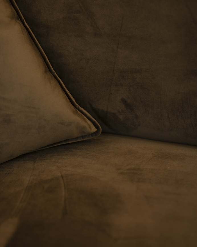 Sofá reto modular 3 lugares em veludo na cor marrom chocolate 307x108cm