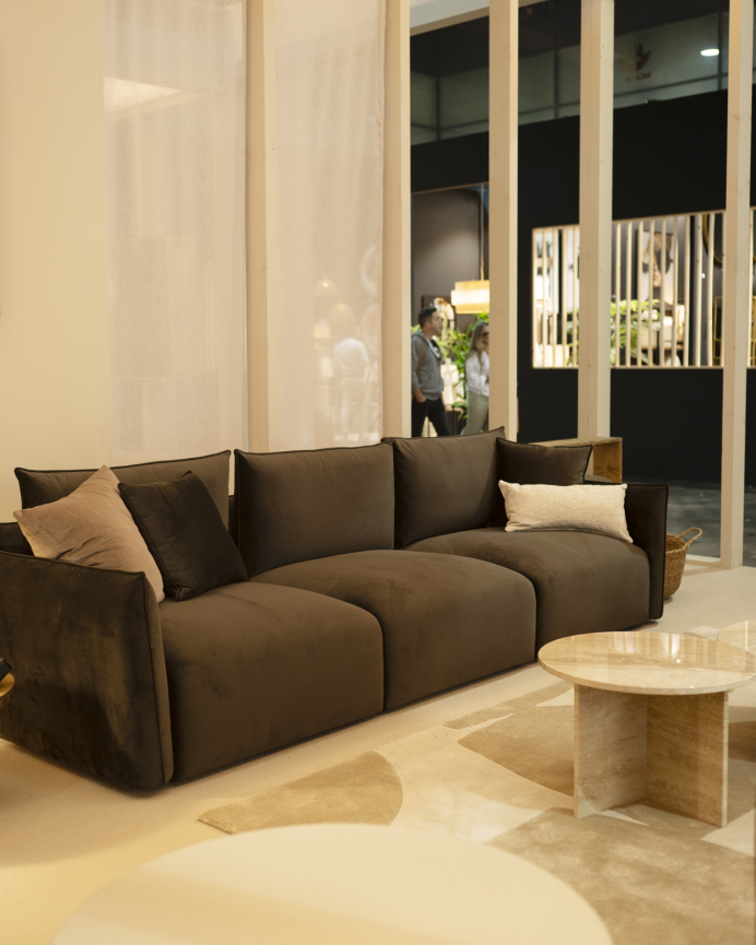 Sofá reto modular 3 lugares em veludo na cor marrom chocolate 307x108cm